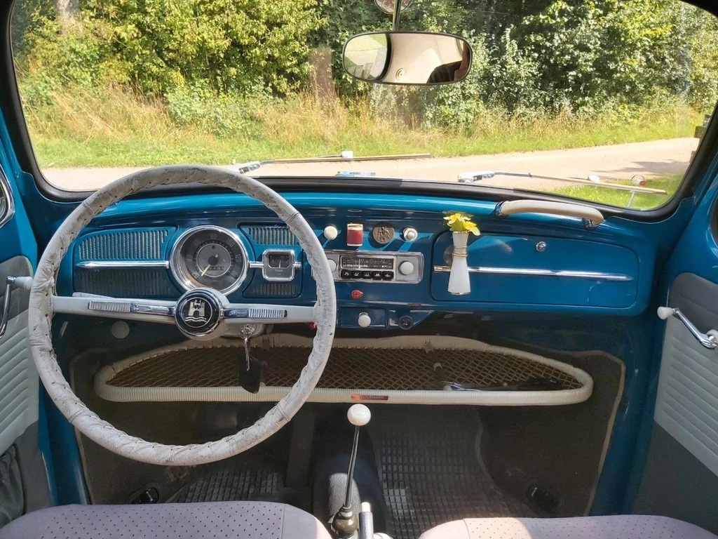 Paulinchen – Innenraum mit Lenkrad und Armaturenbrett